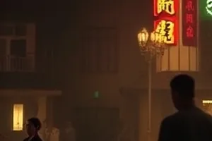 《逆光跑者》清晨跑道逆光封面